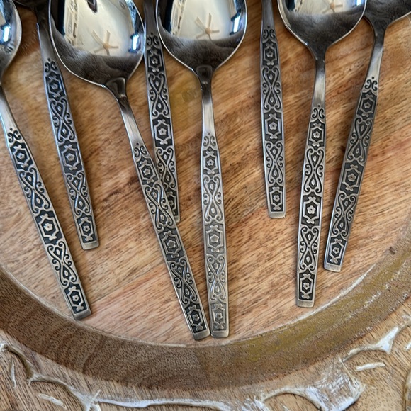 ONEIDA STAINLESS FLATWARE SET PLUS EXTRAS SPANISH MOOD PATTERN EUC - Picture 9 of 14